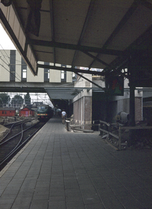 801489 Gezicht op één van de perrons van het Centraal Station (Utrecht C.S.) te Utrecht, tijdens de bouw van de ...